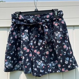 Copper key navy floral shorts! size is medium; like new condition never worn.
